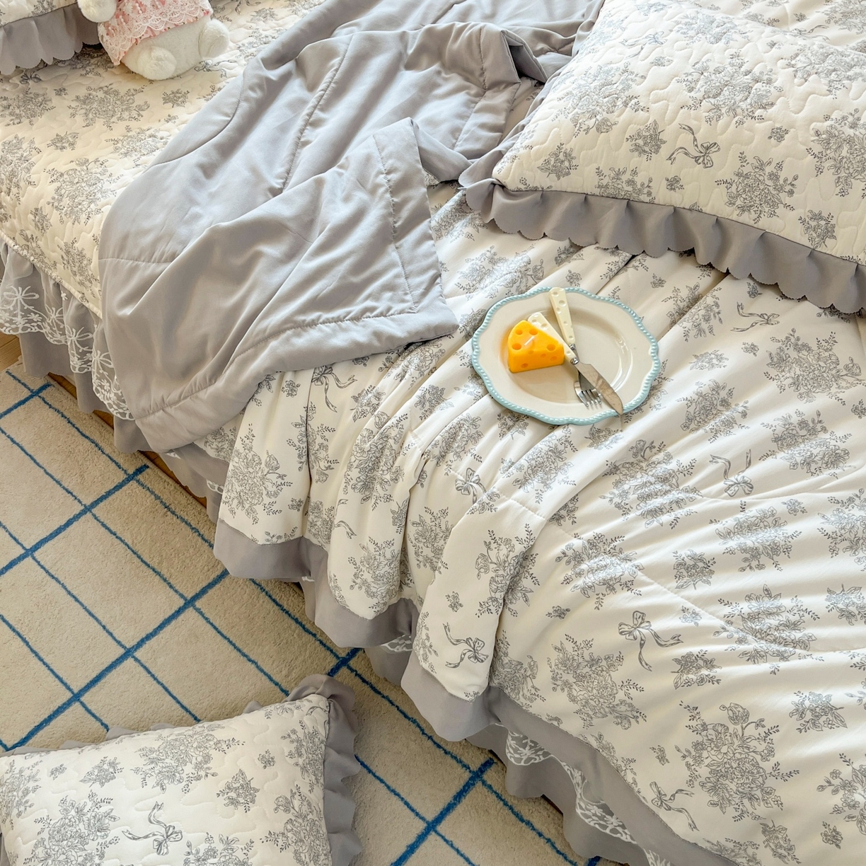 91家纺网 家纺一手货源 找家纺 雅眠居 2026直播爆款双层蕾丝花边夏被款床盖款四件套 灰韵