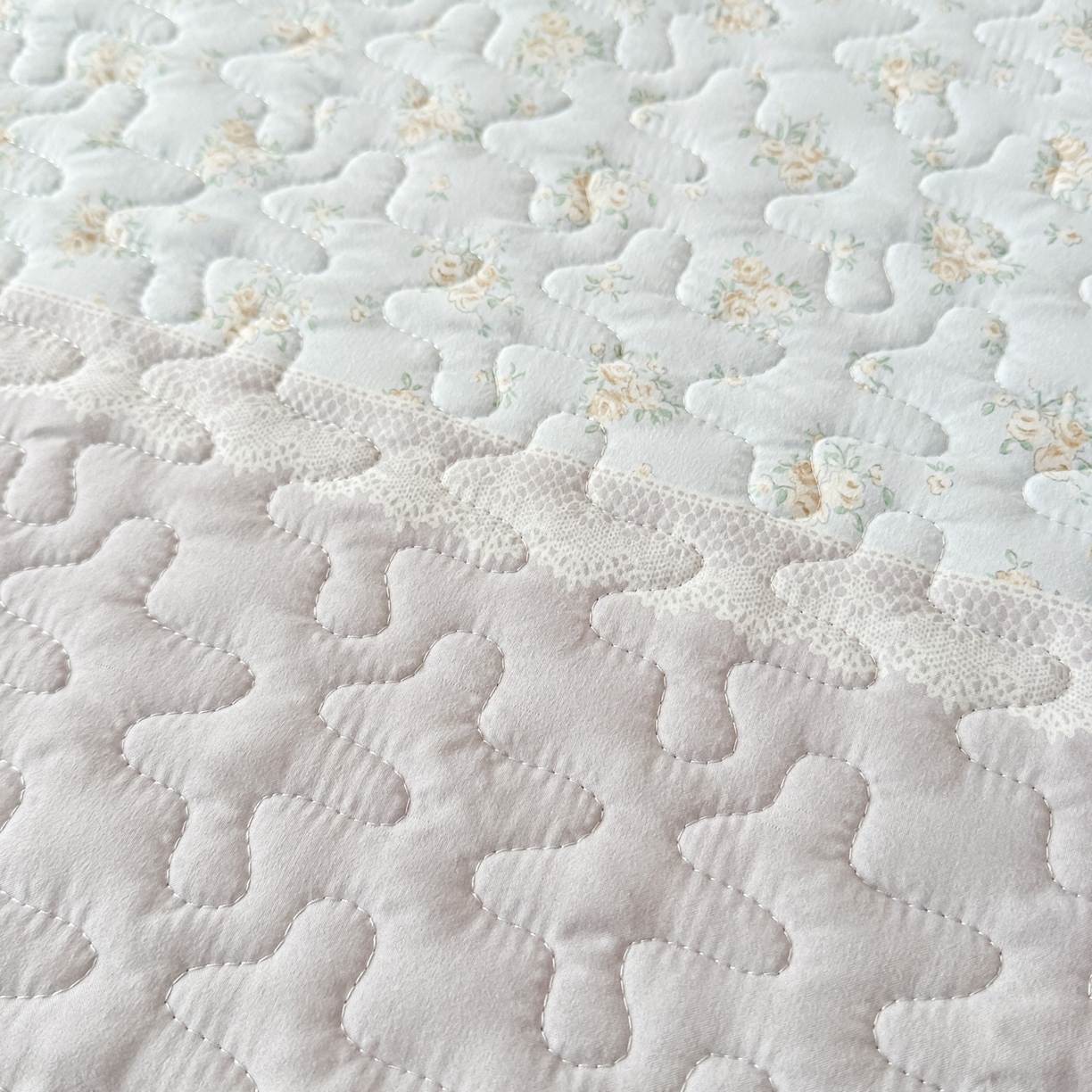 91家纺网 家纺一手货源 找家纺 雅眠居 2026直播爆款双层蕾丝花边夏被款床盖款四件套 秘境-灰