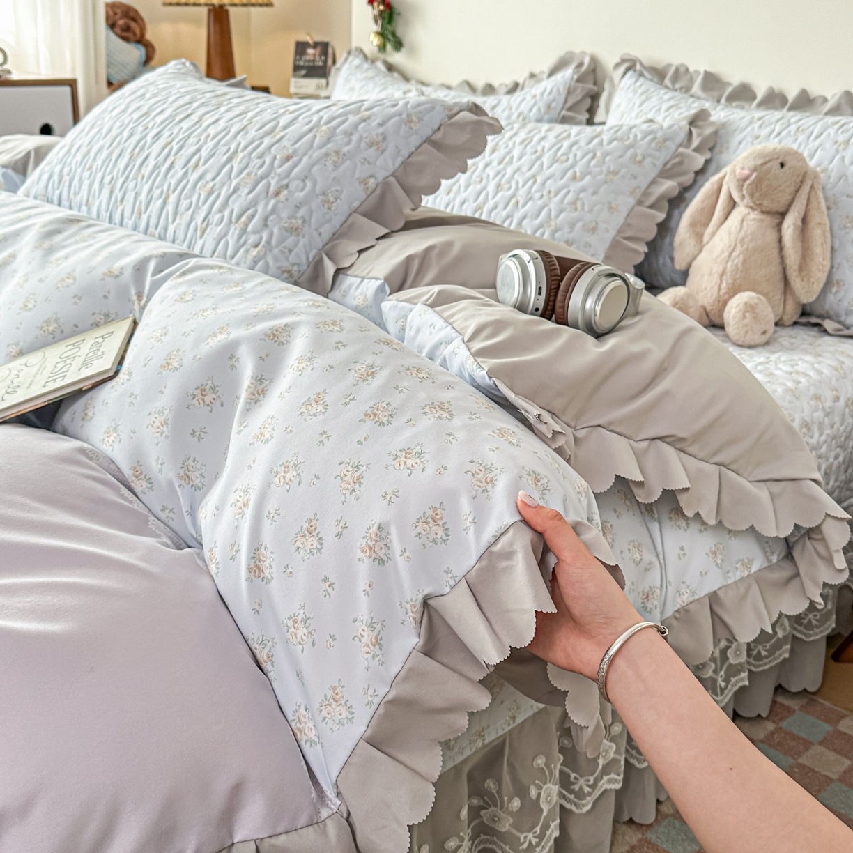 91家纺网 家纺一手货源 找家纺 雅眠居 2026直播爆款双层蕾丝花边夏被款床盖款四件套 秘境-灰