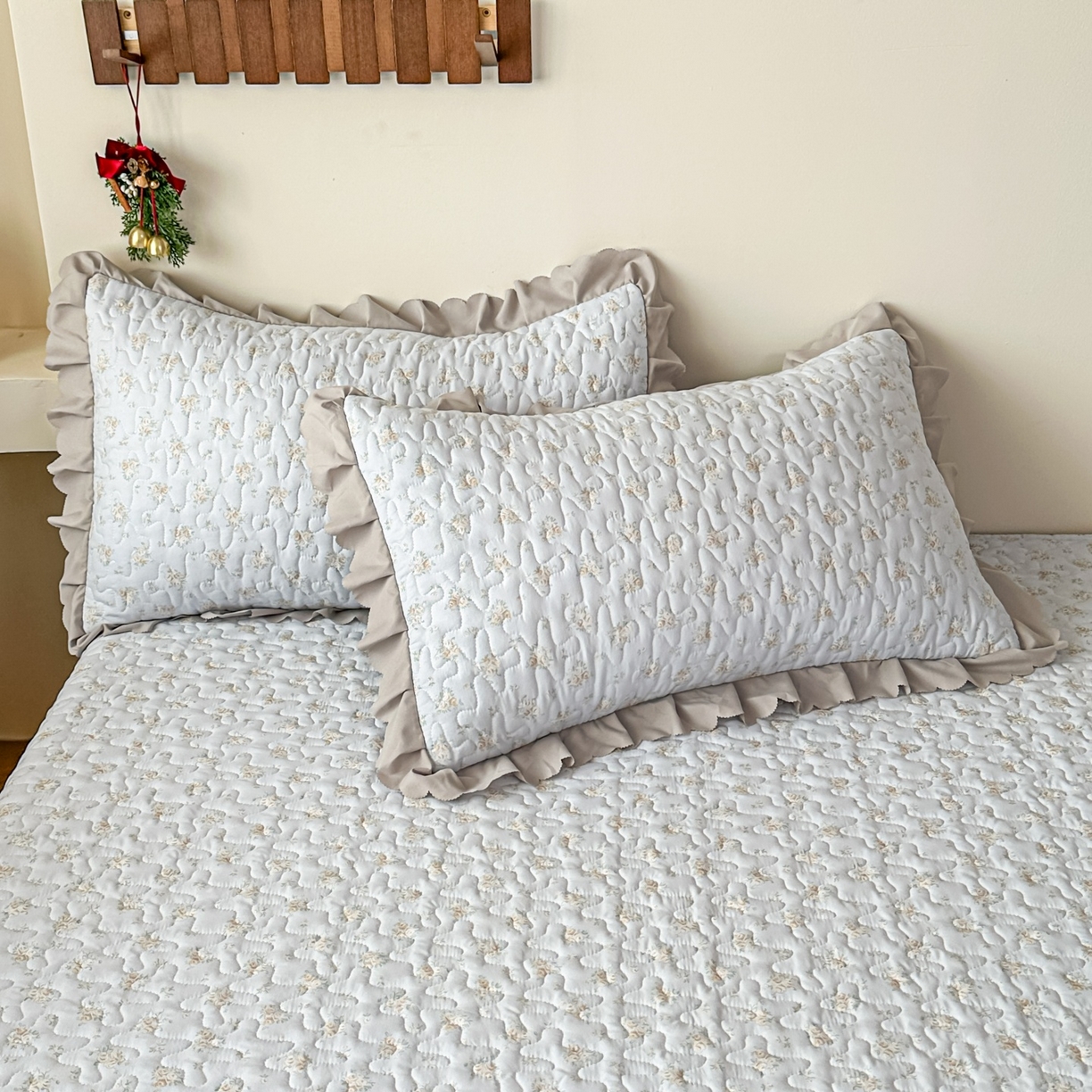 91家纺网 家纺一手货源 找家纺 雅眠居 2026直播爆款双层蕾丝花边夏被款床盖款四件套 秘境-灰