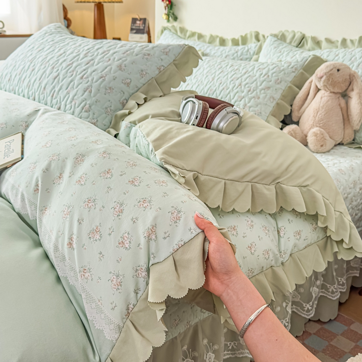 91家纺网 家纺一手货源 找家纺 雅眠居 2026直播爆款双层蕾丝花边夏被款床盖款四件套 秘境-绿