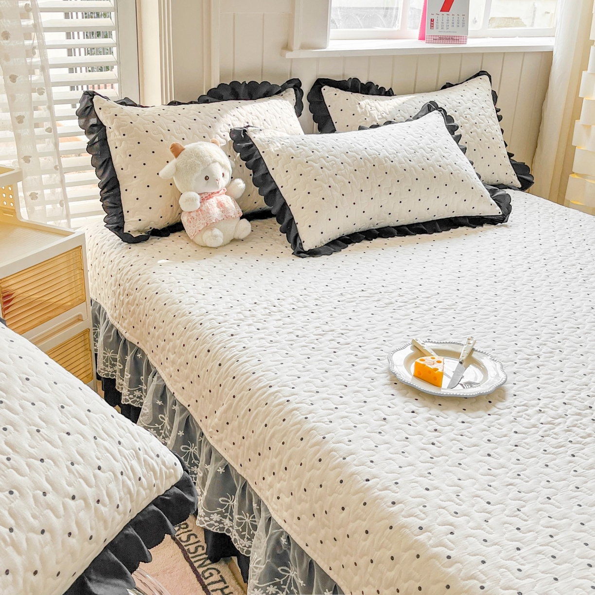 91家纺网 家纺一手货源 找家纺 雅眠居 2026直播爆款双层蕾丝花边夏被款床盖款四件套 奶油波点