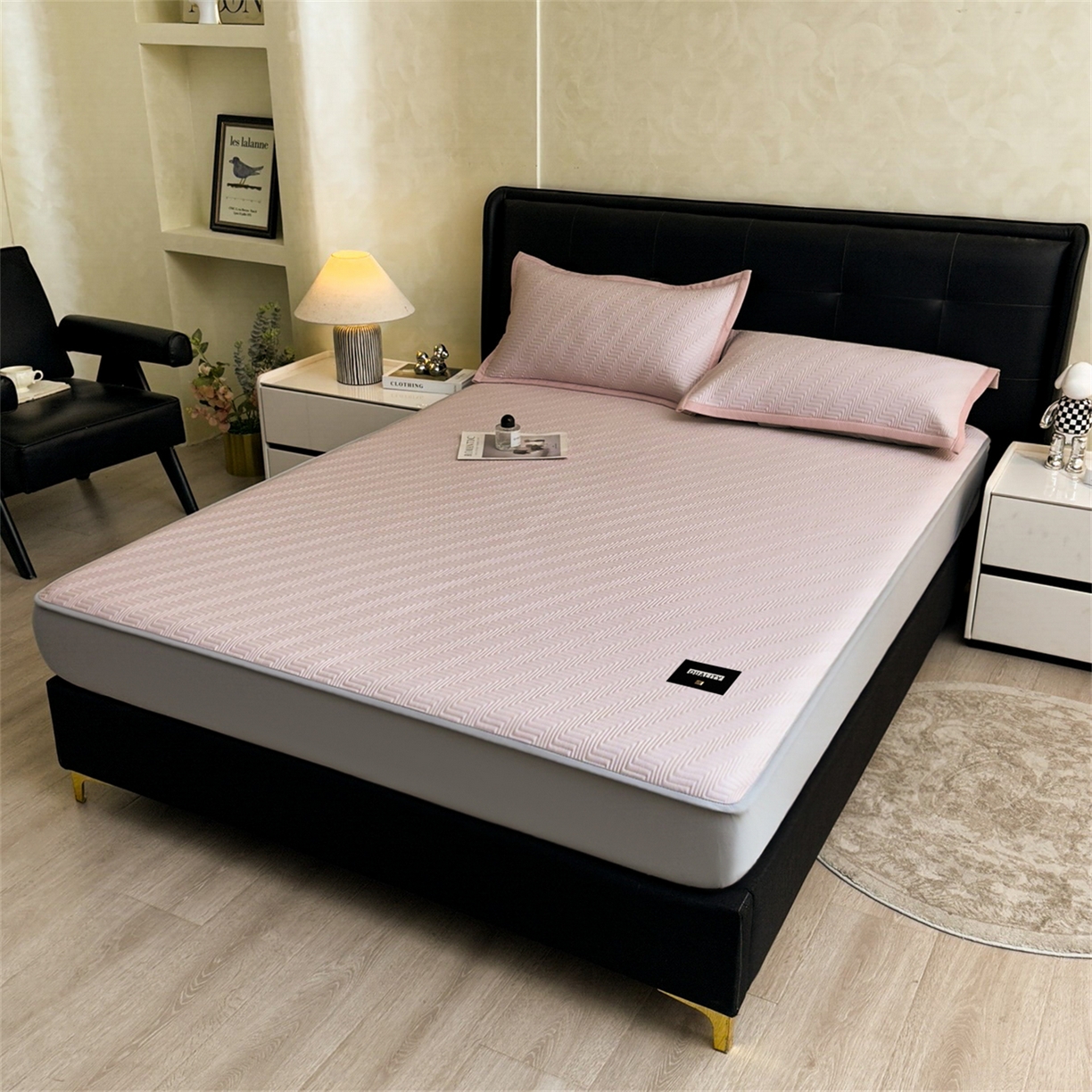 91家纺网 家纺一手货源 找家纺 慕木家纺 2026新款A类高克重三明治复合乙纶提花冰豆豆凉席床笠冰棱斜纹系列（提供买家秀） 冰棱斜纹-粉床笠款