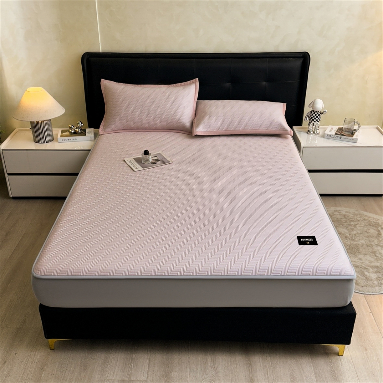 91家纺网 家纺一手货源 找家纺 慕木家纺 2026新款A类高克重三明治复合乙纶提花冰豆豆凉席床笠冰棱斜纹系列（提供买家秀） 冰棱斜纹-粉床笠款