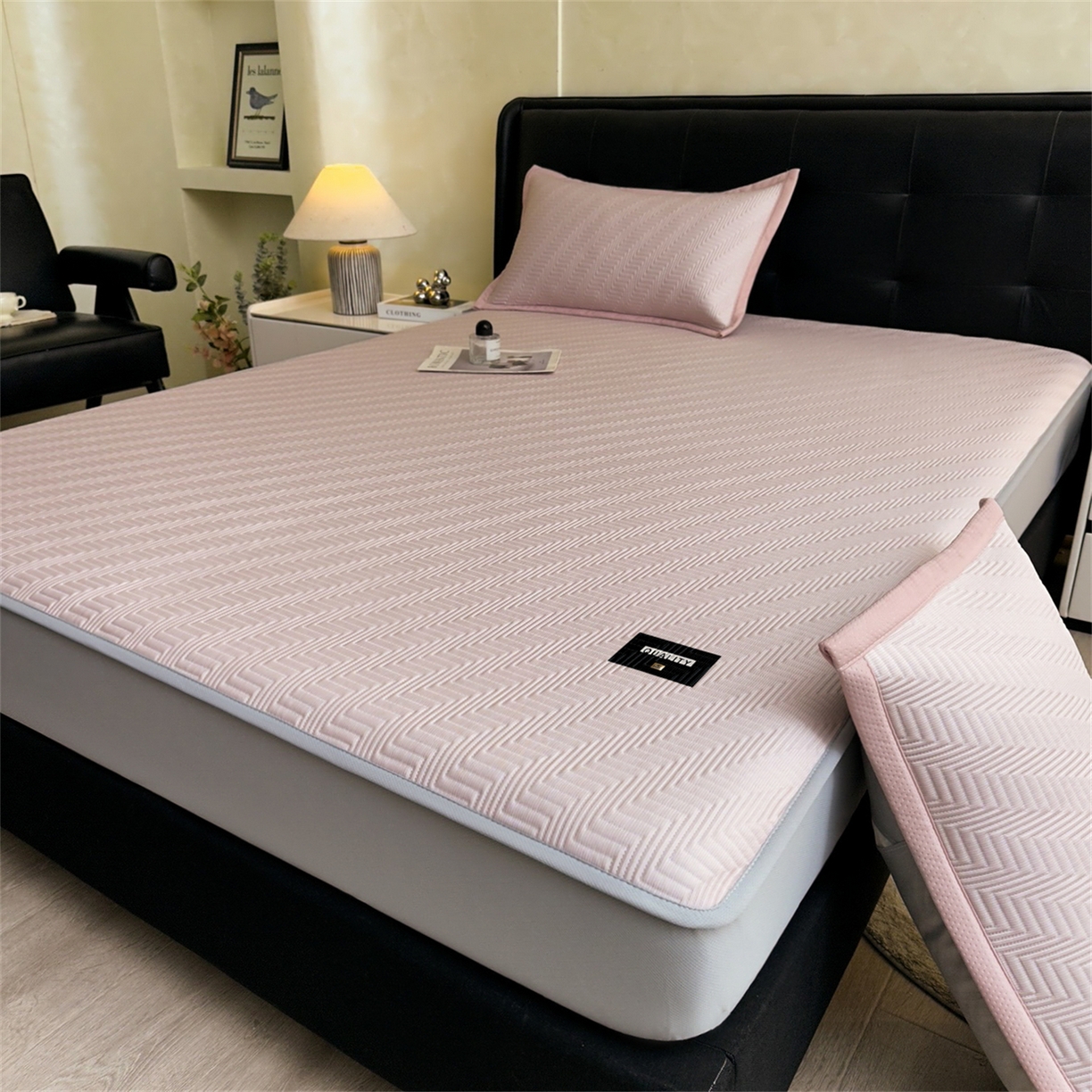 91家纺网 家纺一手货源 找家纺 慕木家纺 2026新款A类高克重三明治复合乙纶提花冰豆豆凉席床笠冰棱斜纹系列（提供买家秀） 冰棱斜纹-粉床笠款