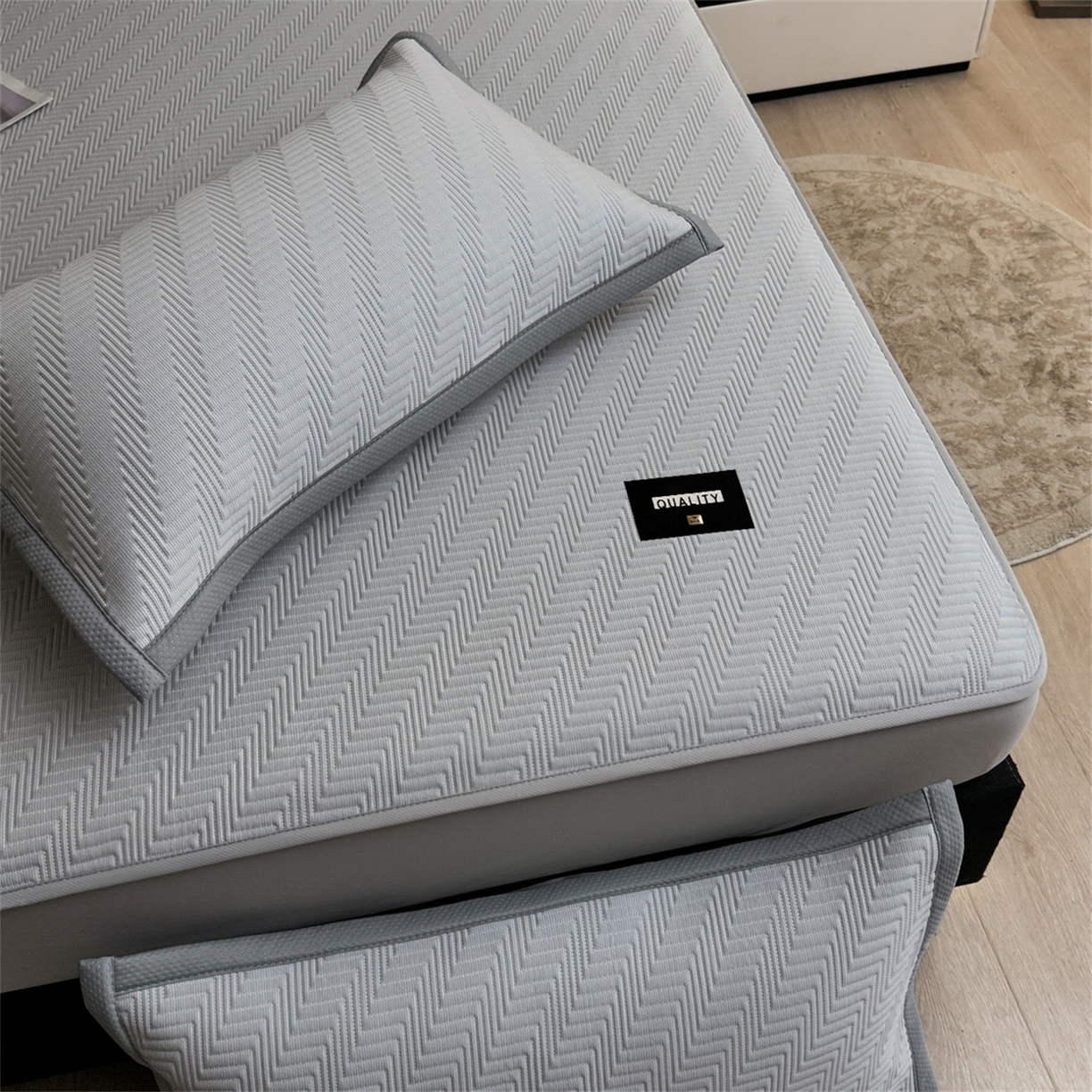 91家纺网 家纺一手货源 找家纺 慕木家纺 2026新款A类高克重三明治复合乙纶提花冰豆豆凉席床笠冰棱斜纹系列（提供买家秀） 冰棱斜纹-灰床笠款