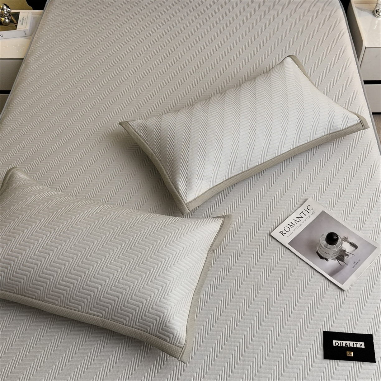 91家纺网 家纺一手货源 找家纺 慕木家纺 2026新款A类高克重三明治复合乙纶提花冰豆豆凉席床笠冰棱斜纹系列（提供买家秀） 冰棱斜纹-卡其床笠款