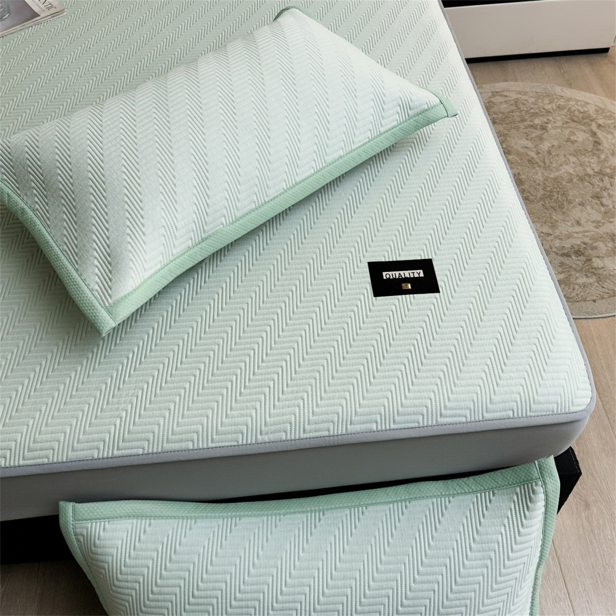 91家纺网 家纺一手货源 找家纺 慕木家纺 2026新款A类高克重三明治复合乙纶提花冰豆豆凉席床笠冰棱斜纹系列（提供买家秀） 冰棱斜纹-绿床笠款