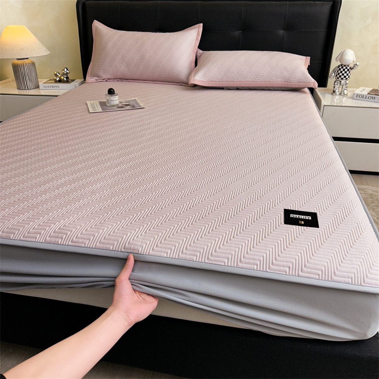 91家纺网 家纺一手货源 找家纺 慕木家纺 2026新款A类高克重三明治复合乙纶提花冰豆豆凉席床笠冰棱斜纹系列（提供买家秀） 冰棱斜纹-粉床笠款