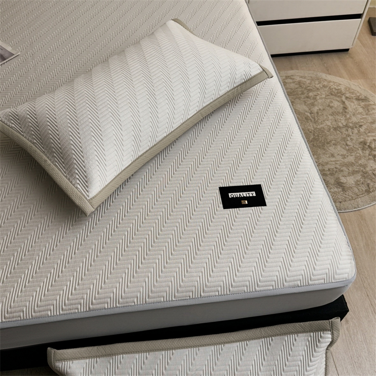 91家纺网 家纺一手货源 找家纺 慕木家纺 2026新款A类高克重三明治复合乙纶提花冰豆豆凉席床笠冰棱斜纹系列（提供买家秀） 冰棱斜纹-卡其床笠款