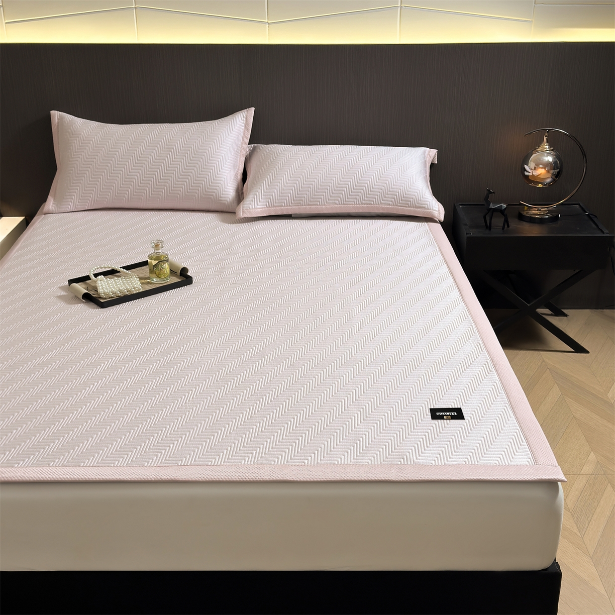 91家纺网 家纺一手货源 找家纺 慕木家纺 2026新款A类高克重三明治复合乙纶提花冰豆豆凉席床笠冰棱斜纹系列（提供买家秀） 冰棱斜纹-粉床席款