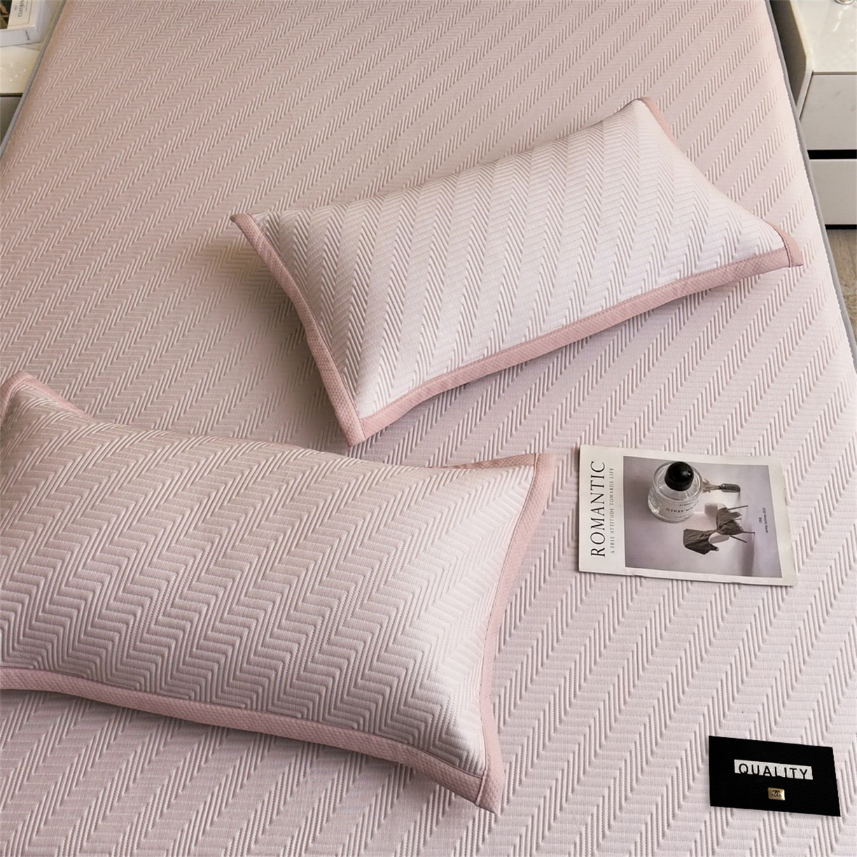 91家纺网 家纺一手货源 找家纺 慕木家纺 2026新款A类高克重三明治复合乙纶提花冰豆豆凉席床笠冰棱斜纹系列（提供买家秀） 冰棱斜纹-粉床笠款