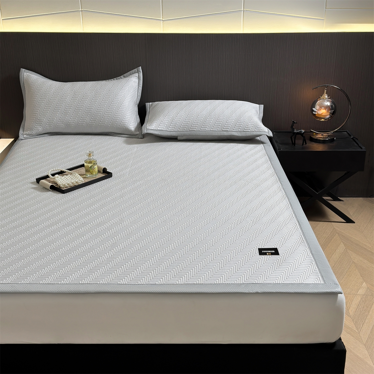 91家纺网 家纺一手货源 找家纺 慕木家纺 2026新款A类高克重三明治复合乙纶提花冰豆豆凉席床笠冰棱斜纹系列（提供买家秀） 冰棱斜纹-灰床席款