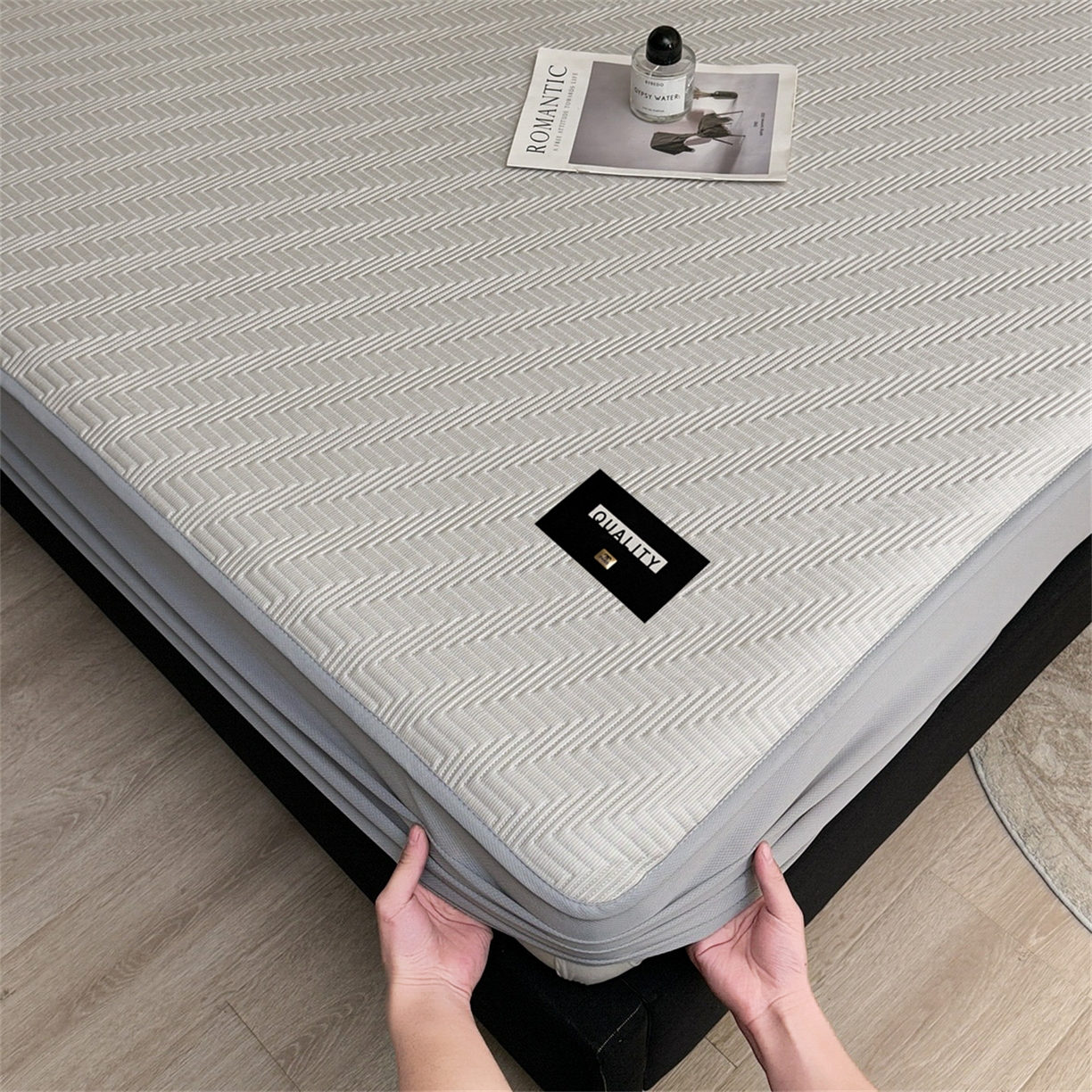 91家纺网 家纺一手货源 找家纺 慕木家纺 2026新款A类高克重三明治复合乙纶提花冰豆豆凉席床笠冰棱斜纹系列（提供买家秀） 冰棱斜纹-卡其床笠款