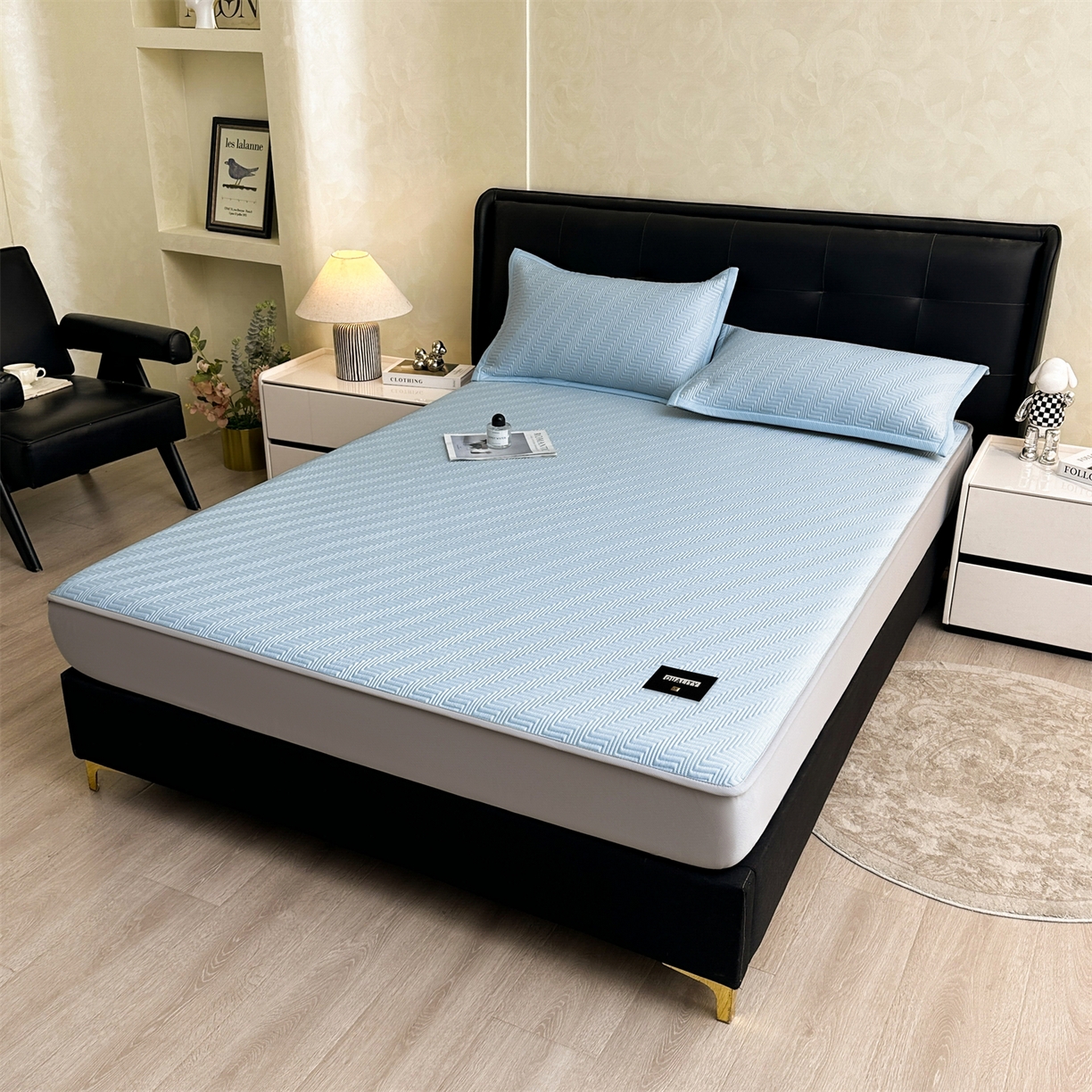 91家纺网 家纺一手货源 找家纺 慕木家纺 2026新款A类高克重三明治复合乙纶提花冰豆豆凉席床笠冰棱斜纹系列（提供买家秀） 冰棱斜纹-蓝床笠款