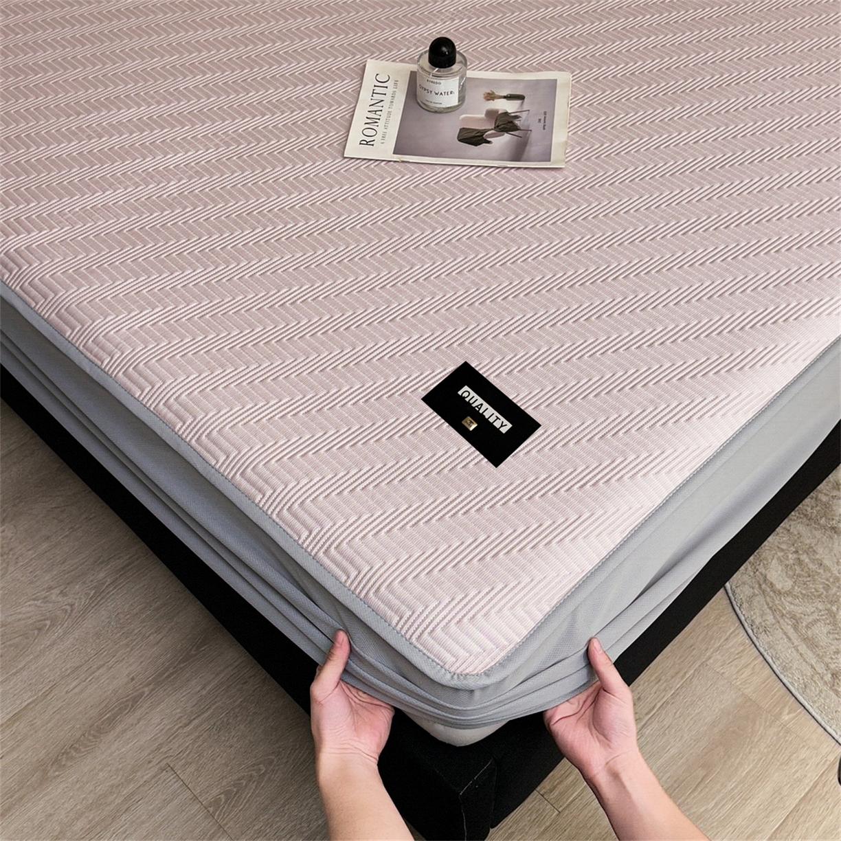 91家纺网 家纺一手货源 找家纺 慕木家纺 2026新款A类高克重三明治复合乙纶提花冰豆豆凉席床笠冰棱斜纹系列（提供买家秀） 冰棱斜纹-粉床笠款