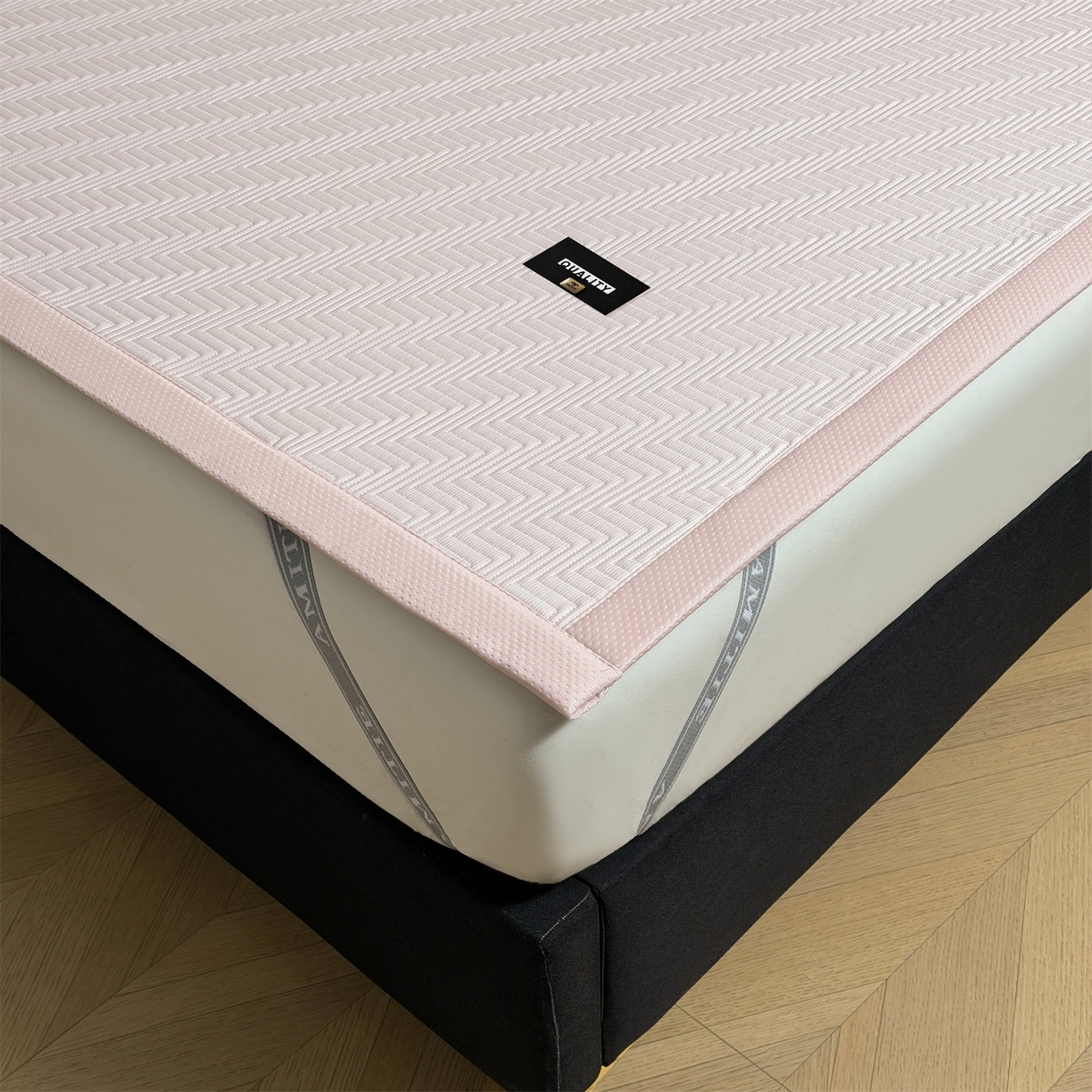 91家纺网 家纺一手货源 找家纺 慕木家纺 2026新款A类高克重三明治复合乙纶提花冰豆豆凉席床笠冰棱斜纹系列（提供买家秀） 冰棱斜纹-粉床席款