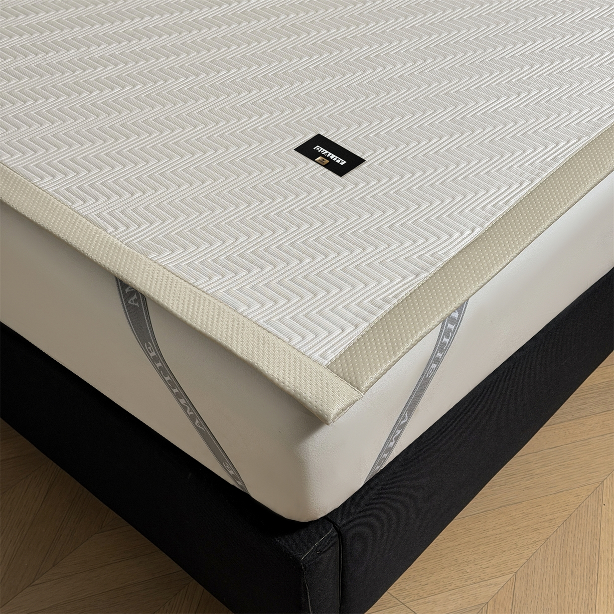 91家纺网 家纺一手货源 找家纺 慕木家纺 2026新款A类高克重三明治复合乙纶提花冰豆豆凉席床笠冰棱斜纹系列（提供买家秀） 冰棱斜纹-卡其床席款