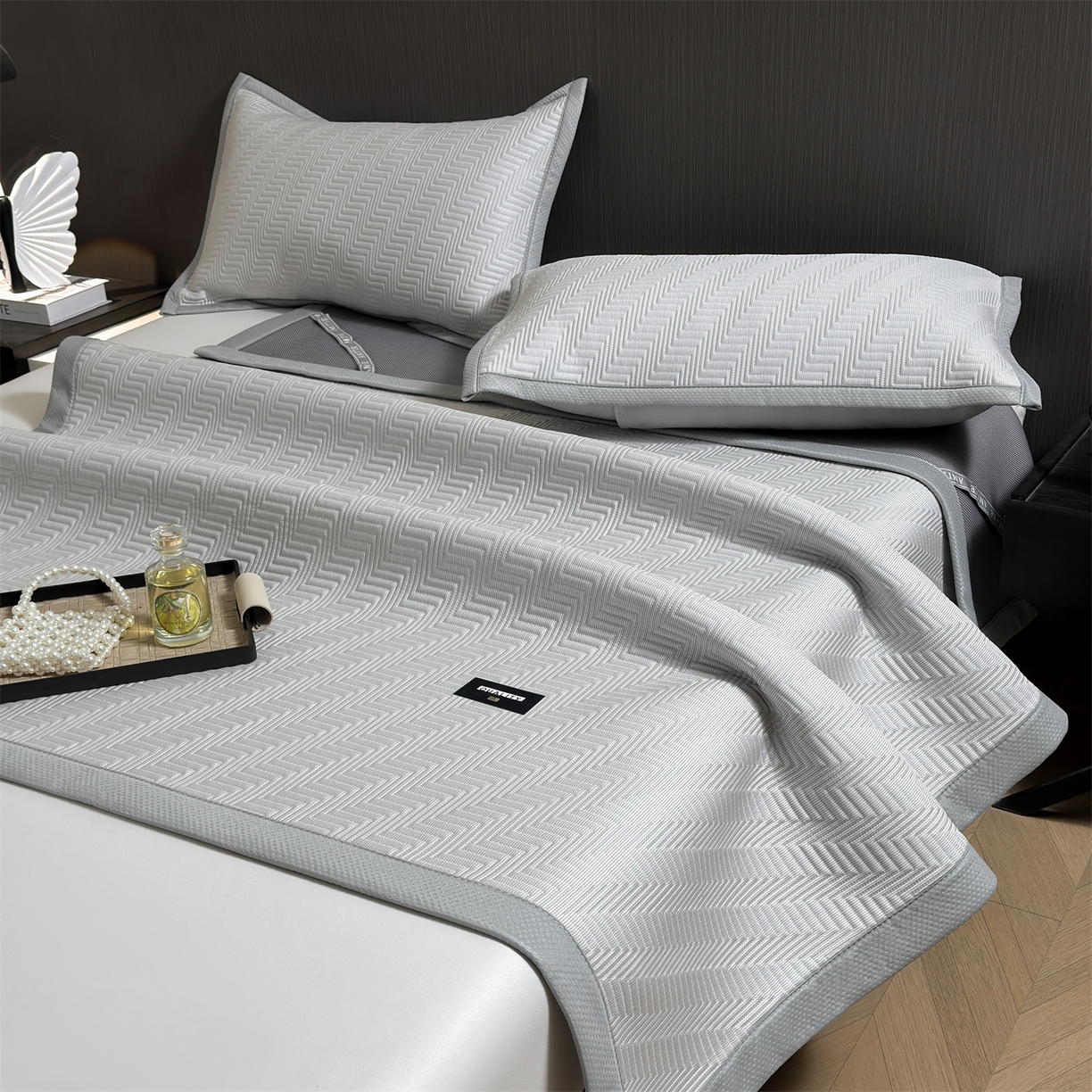 91家纺网 家纺一手货源 找家纺 慕木家纺 2026新款A类高克重三明治复合乙纶提花冰豆豆凉席床笠冰棱斜纹系列（提供买家秀） 冰棱斜纹-灰床席款