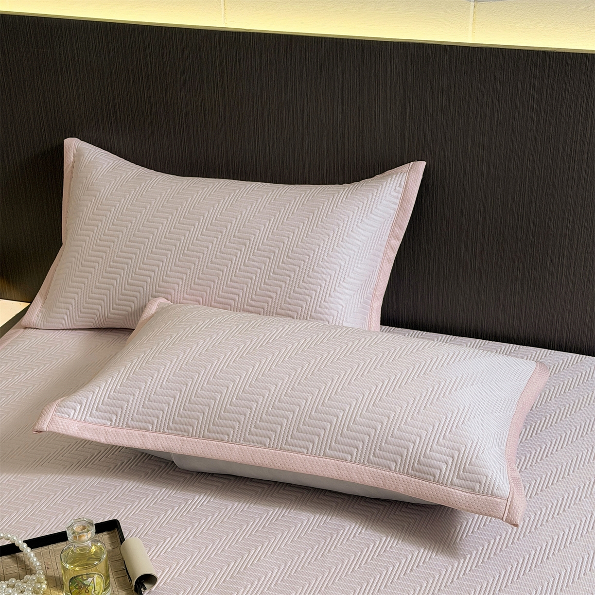 91家纺网 家纺一手货源 找家纺 慕木家纺 2026新款A类高克重三明治复合乙纶提花冰豆豆凉席床笠冰棱斜纹系列（提供买家秀） 冰棱斜纹-粉床席款