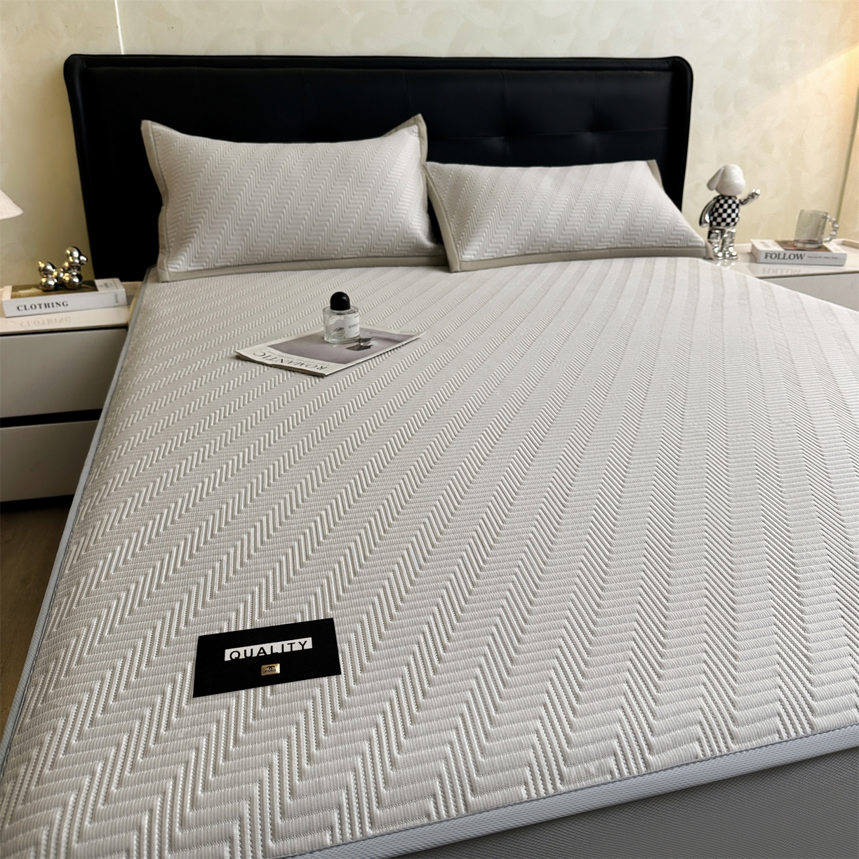 91家纺网 家纺一手货源 找家纺 慕木家纺 2026新款A类高克重三明治复合乙纶提花冰豆豆凉席床笠冰棱斜纹系列（提供买家秀） 冰棱斜纹-卡其床笠款