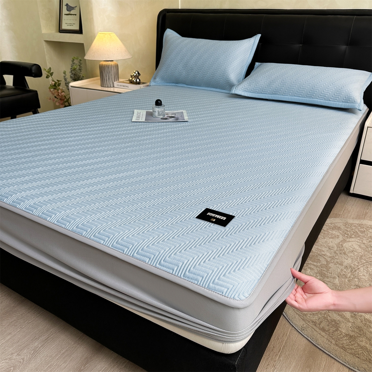 91家纺网 家纺一手货源 找家纺 慕木家纺 2026新款A类高克重三明治复合乙纶提花冰豆豆凉席床笠冰棱斜纹系列（提供买家秀） 冰棱斜纹-蓝床笠款