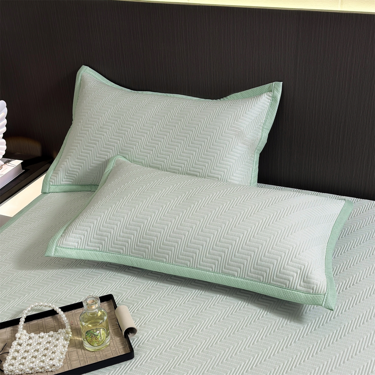 91家纺网 家纺一手货源 找家纺 慕木家纺 2026新款A类高克重三明治复合乙纶提花冰豆豆凉席床笠冰棱斜纹系列（提供买家秀） 冰棱斜纹-绿床席款