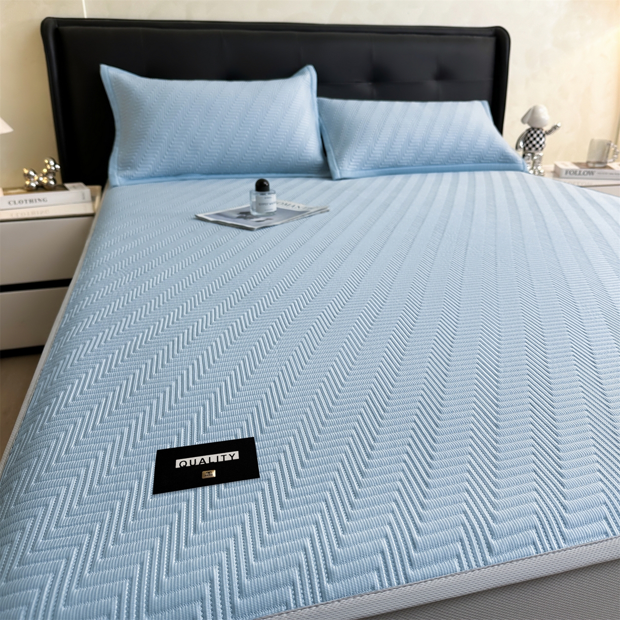 91家纺网 家纺一手货源 找家纺 慕木家纺 2026新款A类高克重三明治复合乙纶提花冰豆豆凉席床笠冰棱斜纹系列（提供买家秀） 冰棱斜纹-蓝床笠款