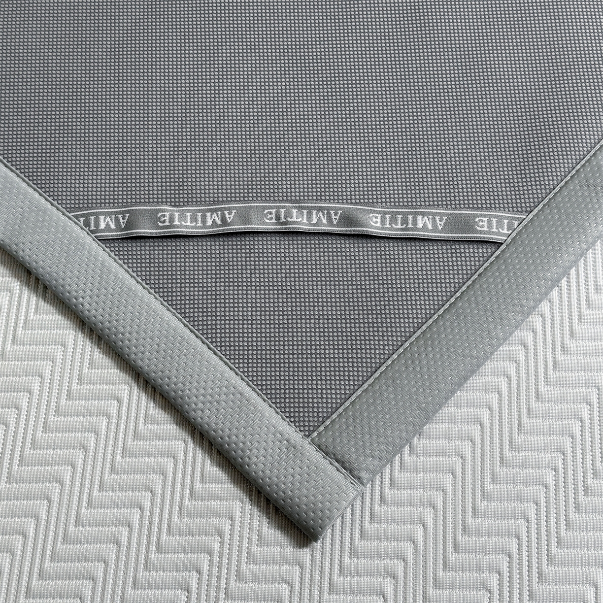 91家纺网 家纺一手货源 找家纺 慕木家纺 2026新款A类高克重三明治复合乙纶提花冰豆豆凉席床笠冰棱斜纹系列（提供买家秀） 冰棱斜纹-灰床席款