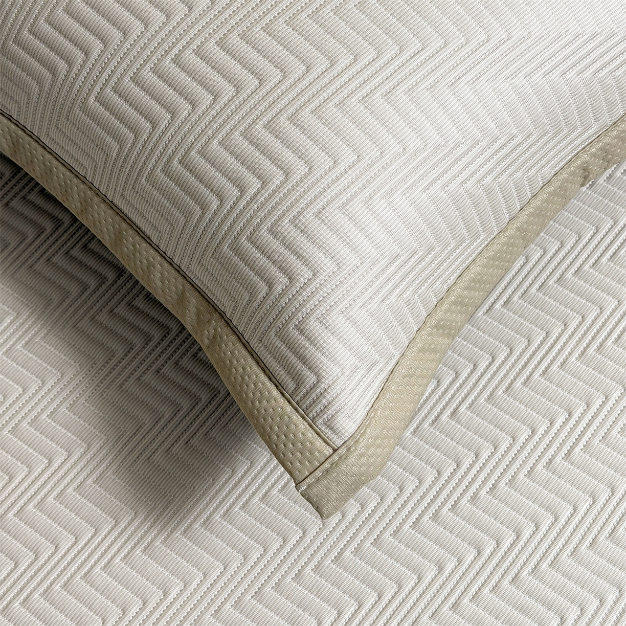 91家纺网 家纺一手货源 找家纺 慕木家纺 2026新款A类高克重三明治复合乙纶提花冰豆豆凉席床笠冰棱斜纹系列（提供买家秀） 冰棱斜纹-卡其床席款