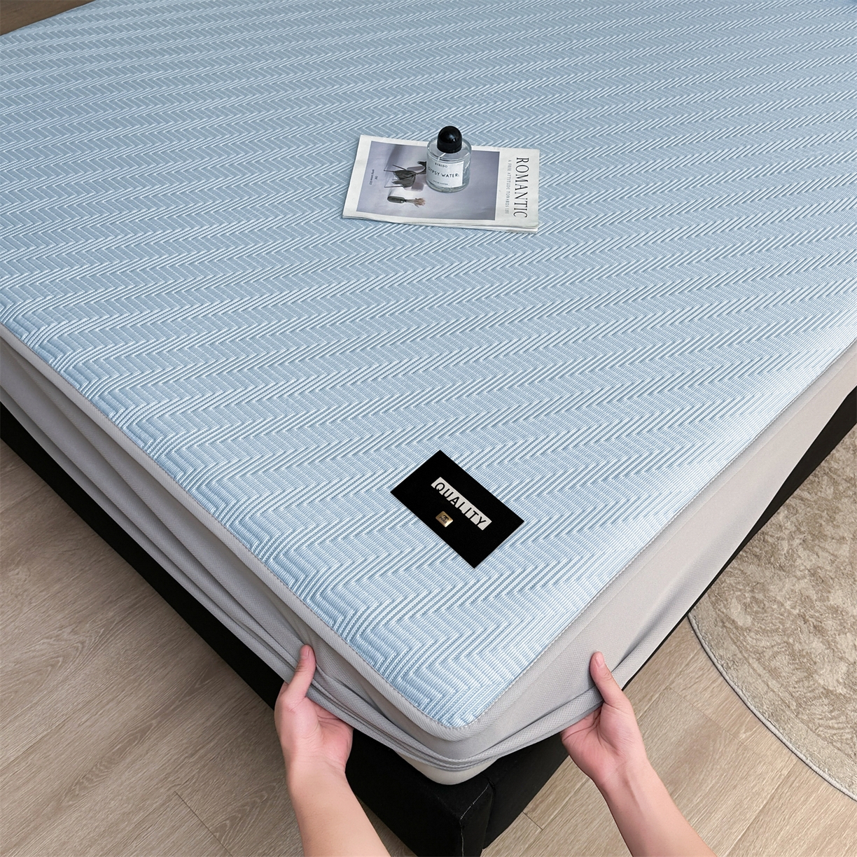 91家纺网 家纺一手货源 找家纺 慕木家纺 2026新款A类高克重三明治复合乙纶提花冰豆豆凉席床笠冰棱斜纹系列（提供买家秀） 冰棱斜纹-蓝床笠款