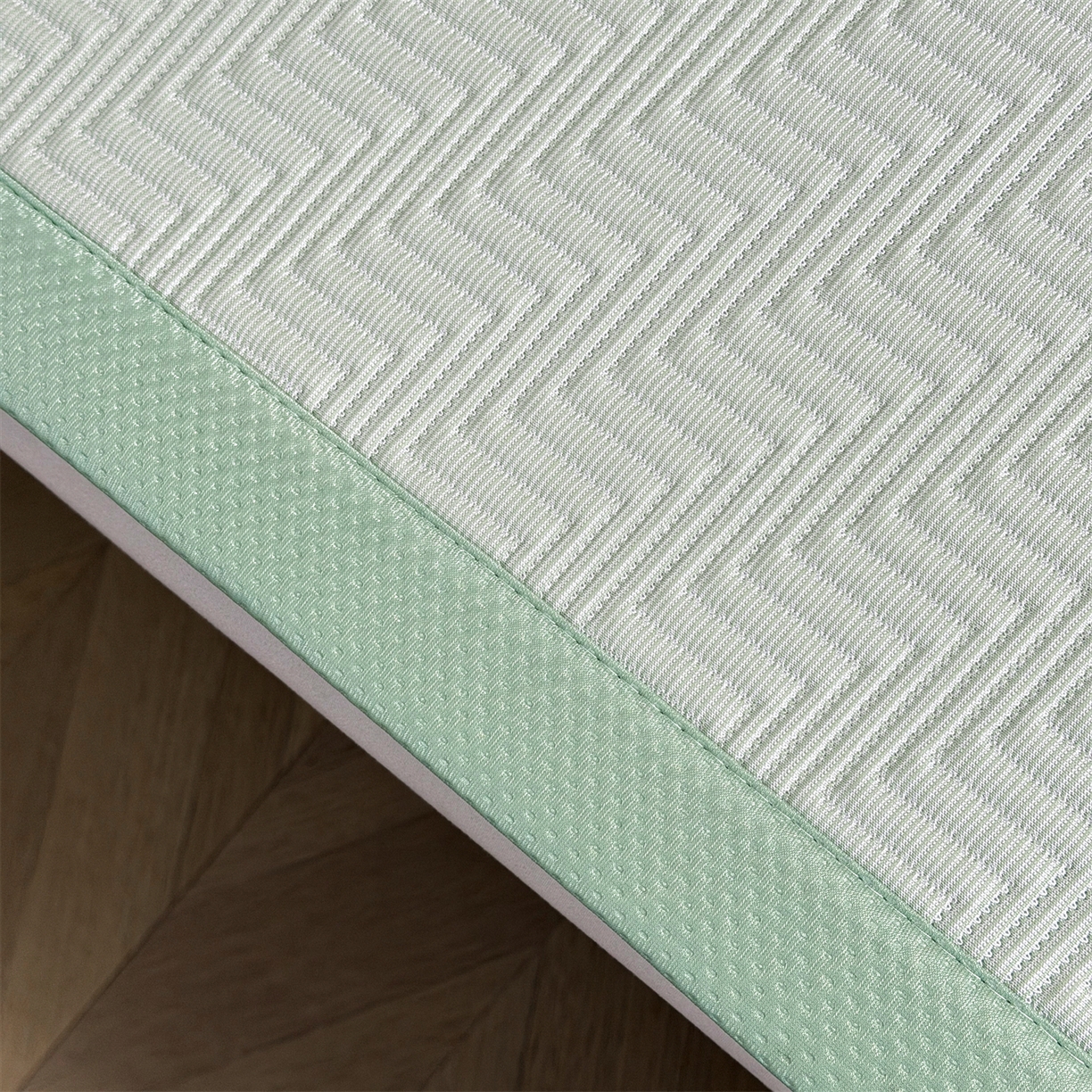 91家纺网 家纺一手货源 找家纺 慕木家纺 2026新款A类高克重三明治复合乙纶提花冰豆豆凉席床笠冰棱斜纹系列（提供买家秀） 冰棱斜纹-绿床席款