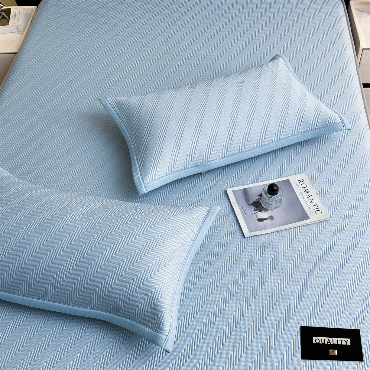 91家纺网 家纺一手货源 找家纺 慕木家纺 2026新款A类高克重三明治复合乙纶提花冰豆豆凉席床笠冰棱斜纹系列（提供买家秀） 冰棱斜纹-蓝床笠款