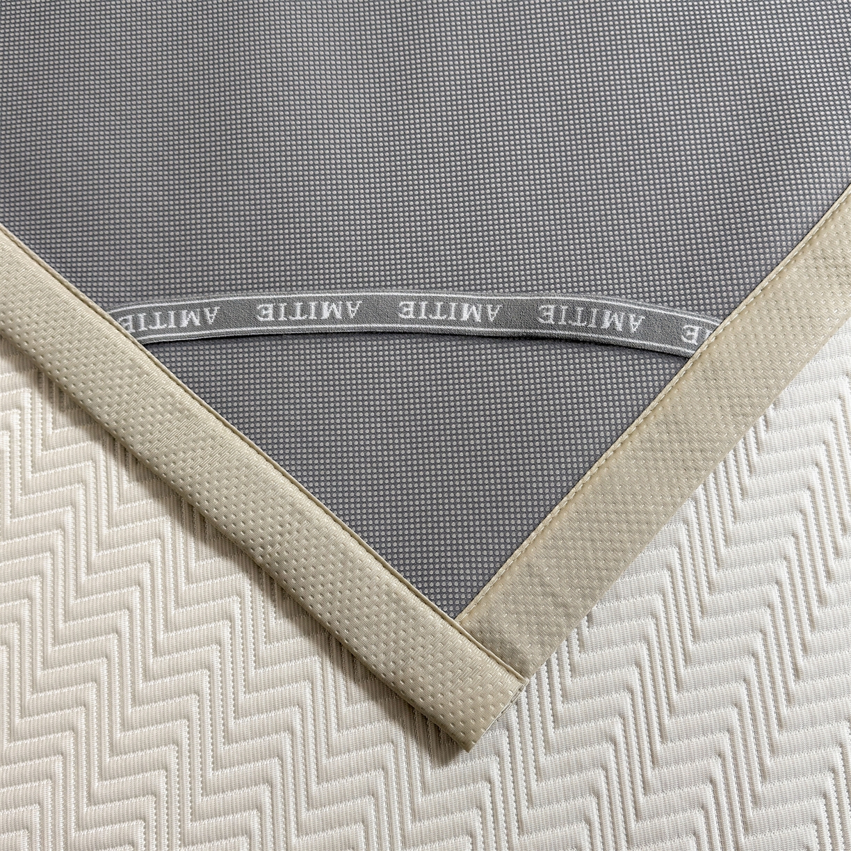 91家纺网 家纺一手货源 找家纺 慕木家纺 2026新款A类高克重三明治复合乙纶提花冰豆豆凉席床笠冰棱斜纹系列（提供买家秀） 冰棱斜纹-卡其床席款