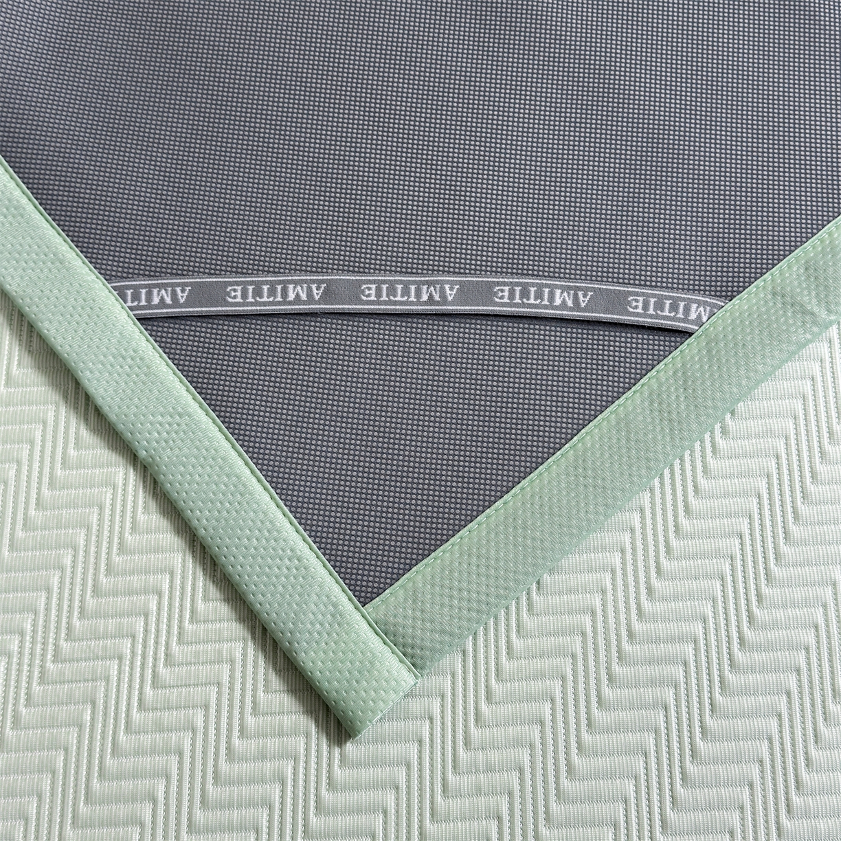 91家纺网 家纺一手货源 找家纺 慕木家纺 2026新款A类高克重三明治复合乙纶提花冰豆豆凉席床笠冰棱斜纹系列（提供买家秀） 冰棱斜纹-绿床席款