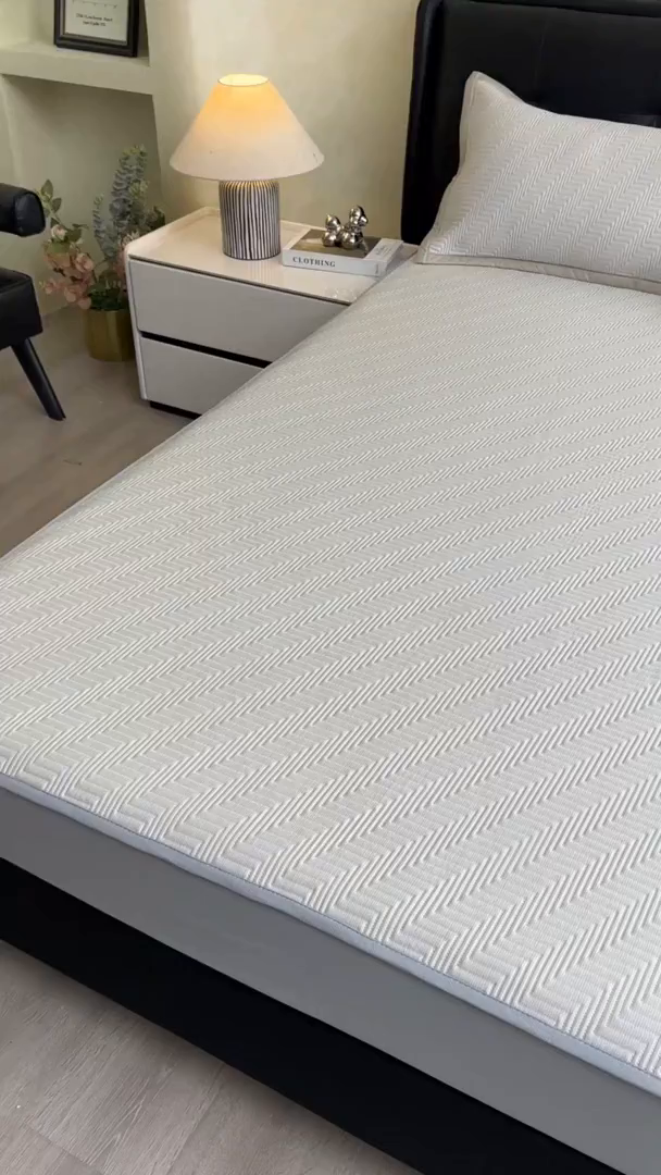91家纺网 家纺一手货源 找家纺 慕木家纺 2026新款A类高克重三明治复合乙纶提花冰豆豆凉席床笠冰棱斜纹系列（提供买家秀） 冰棱斜纹-卡其床笠款