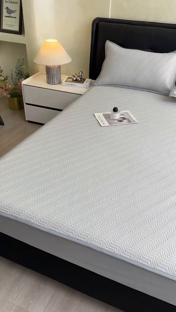 91家纺网 家纺一手货源 找家纺 慕木家纺 2026新款A类高克重三明治复合乙纶提花冰豆豆凉席床笠冰棱斜纹系列（提供买家秀） 冰棱斜纹-灰床笠款