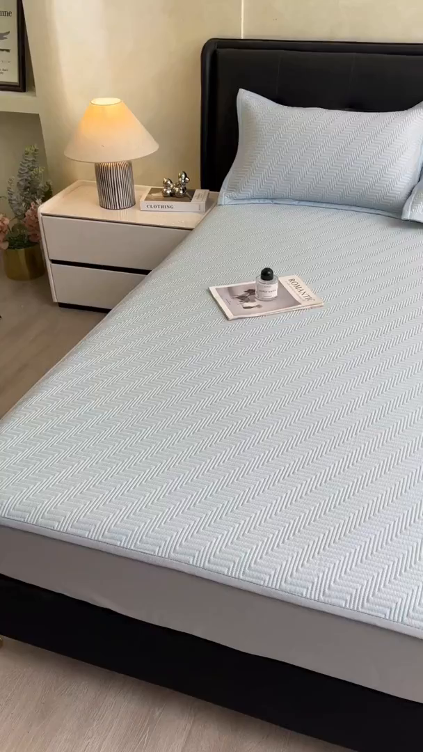 91家纺网 家纺一手货源 找家纺 慕木家纺 2026新款A类高克重三明治复合乙纶提花冰豆豆凉席床笠冰棱斜纹系列（提供买家秀） 冰棱斜纹-蓝床笠款