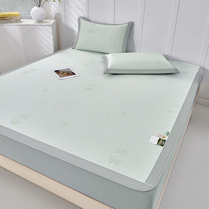 91家纺网 家纺一手货源 找家纺 小牛席业 2026新款【实拍风格】双PE高凉感-韩版小熊提花冰丝席（床笠款）凉席竹席藤席冰藤席乳胶席豆豆席 抹茶