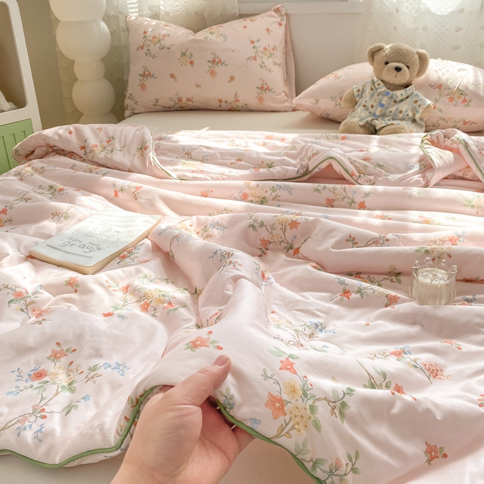 91家纺网 家纺一手货源 找家纺 恋之巢家纺 2026新款四季款可水洗牛奶丝针织棉夏被大豆夏凉被空调被可机洗薄被子被芯直播外贸专供大豆被夏被 夕颜-软糯款