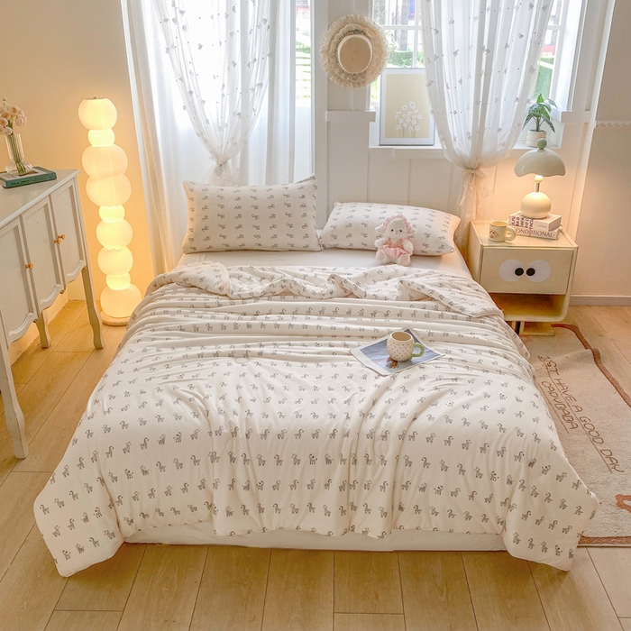 91家纺网 家纺一手货源 找家纺 恋之巢家纺 2026新款四季款可水洗牛奶丝针织棉夏被大豆夏凉被空调被可机洗薄被子被芯直播外贸专供大豆被夏被 斑马先生-软糯