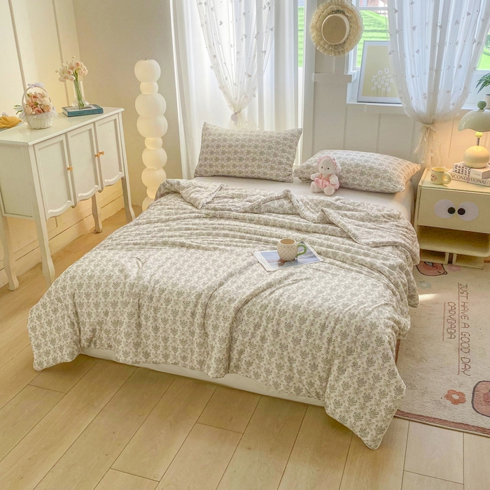 91家纺网 家纺一手货源 找家纺 恋之巢家纺 2026新款四季款可水洗牛奶丝针织棉夏被大豆夏凉被空调被可机洗薄被子被芯直播外贸专供大豆被夏被 蝶梦-软糯