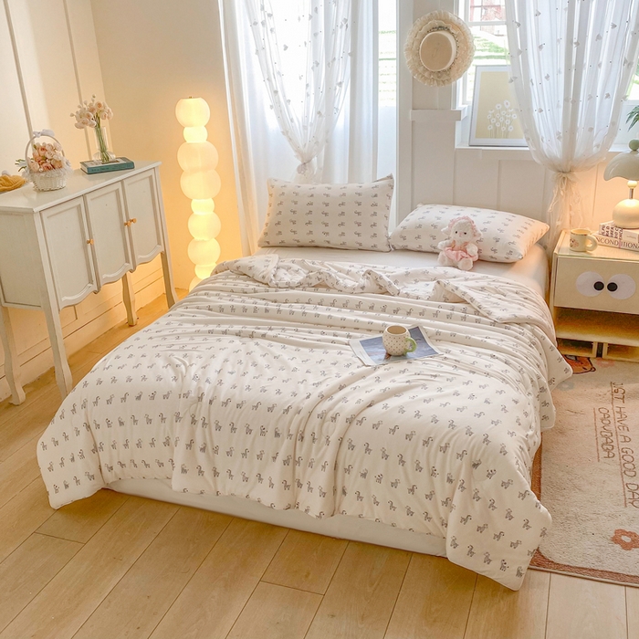 91家纺网 家纺一手货源 找家纺 恋之巢家纺 2026新款四季款可水洗牛奶丝针织棉夏被大豆夏凉被空调被可机洗薄被子被芯直播外贸专供大豆被夏被 斑马先生-软糯