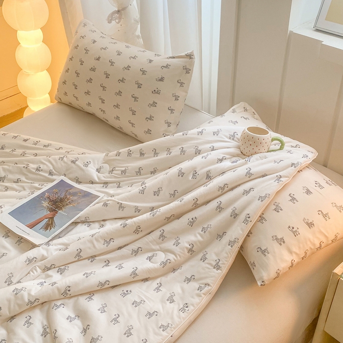 91家纺网 家纺一手货源 找家纺 恋之巢家纺 2026新款四季款可水洗牛奶丝针织棉夏被大豆夏凉被空调被可机洗薄被子被芯直播外贸专供大豆被夏被 斑马先生-软糯