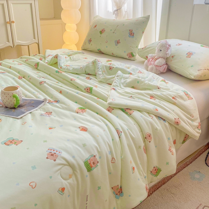 91家纺网 家纺一手货源 找家纺 恋之巢家纺 2026新款四季款可水洗牛奶丝针织棉夏被大豆夏凉被空调被可机洗薄被子被芯直播外贸专供大豆被夏被 卡皮巴拉-绿-软糯