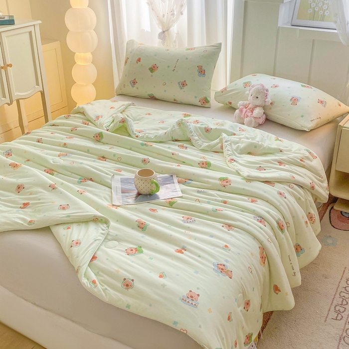 91家纺网 家纺一手货源 找家纺 恋之巢家纺 2026新款四季款可水洗牛奶丝针织棉夏被大豆夏凉被空调被可机洗薄被子被芯直播外贸专供大豆被夏被 卡皮巴拉-绿-软糯