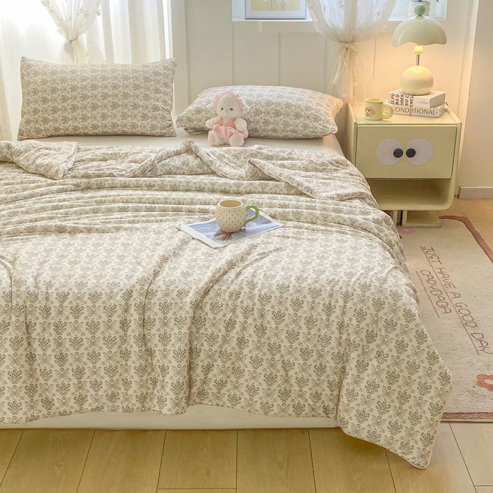 91家纺网 家纺一手货源 找家纺 恋之巢家纺 2026新款四季款可水洗牛奶丝针织棉夏被大豆夏凉被空调被可机洗薄被子被芯直播外贸专供大豆被夏被 蝶梦-软糯