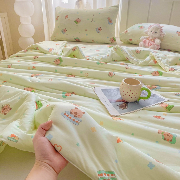 91家纺网 家纺一手货源 找家纺 恋之巢家纺 2026新款四季款可水洗牛奶丝针织棉夏被大豆夏凉被空调被可机洗薄被子被芯直播外贸专供大豆被夏被 卡皮巴拉-绿-软糯