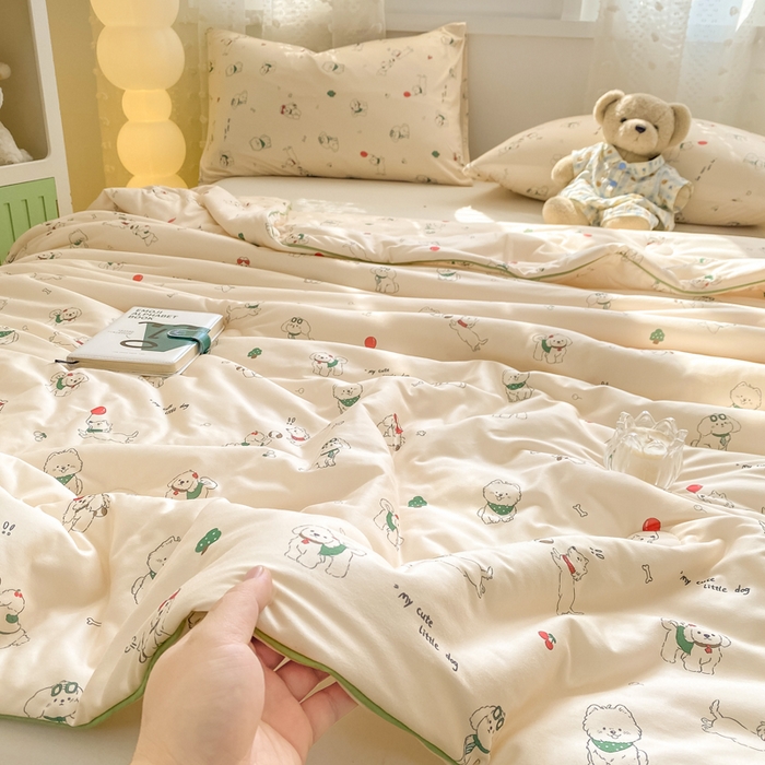 91家纺网 家纺一手货源 找家纺 恋之巢家纺 2026新款四季款可水洗牛奶丝针织棉夏被大豆夏凉被空调被可机洗薄被子被芯直播外贸专供大豆被夏被 法式小狗-软糯款