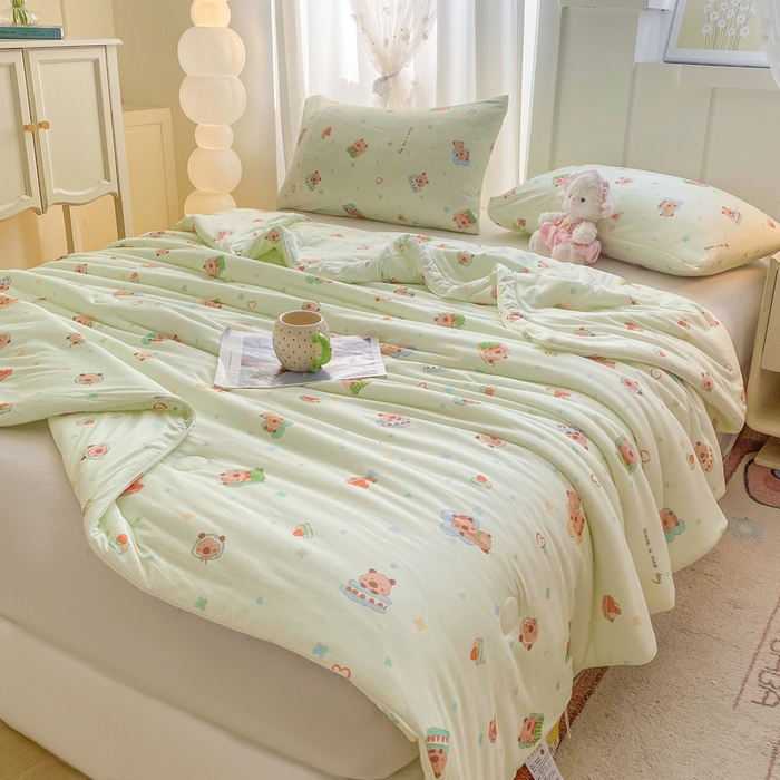 91家纺网 家纺一手货源 找家纺 恋之巢家纺 2026新款四季款可水洗牛奶丝针织棉夏被大豆夏凉被空调被可机洗薄被子被芯直播外贸专供大豆被夏被 卡皮巴拉-绿-软糯